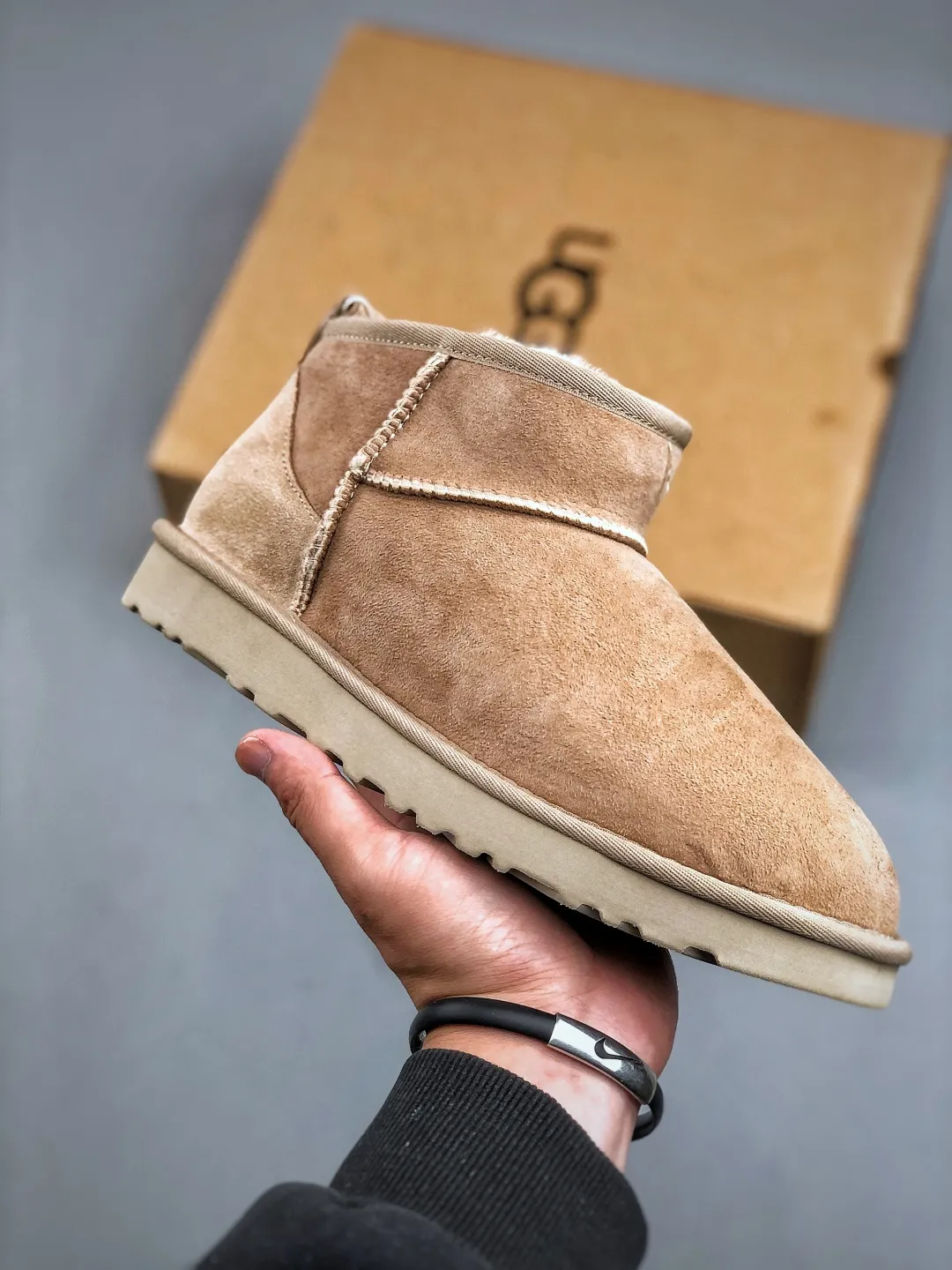 Local self-pickup 💰520 supports store placement. The top version on the market. UGG Mini thin-soled black short tube 1.5cm popular style. Produced by a major foreign trade factory in Guangzhou. Real sheep fur from toe to insole. Independent outer box packaging. Chip. Waterproof process. Different from any version on the market. 3cm thick sole, independently developed original outsole, cashmere insole, keeping warm in winter, suitable for home use. In the new year, uug has launched a style series, which is partially geared towards the preferences of young consumers. It has also moved to the forefront of fashion trends. Shoe body material, water-repellent coated suede upper, 17mm UGGPURE™ implanted wool insole, lightweight non-slip and comfortable rubber outsole, with brand LOGO, and full packaging. Size: 35-45